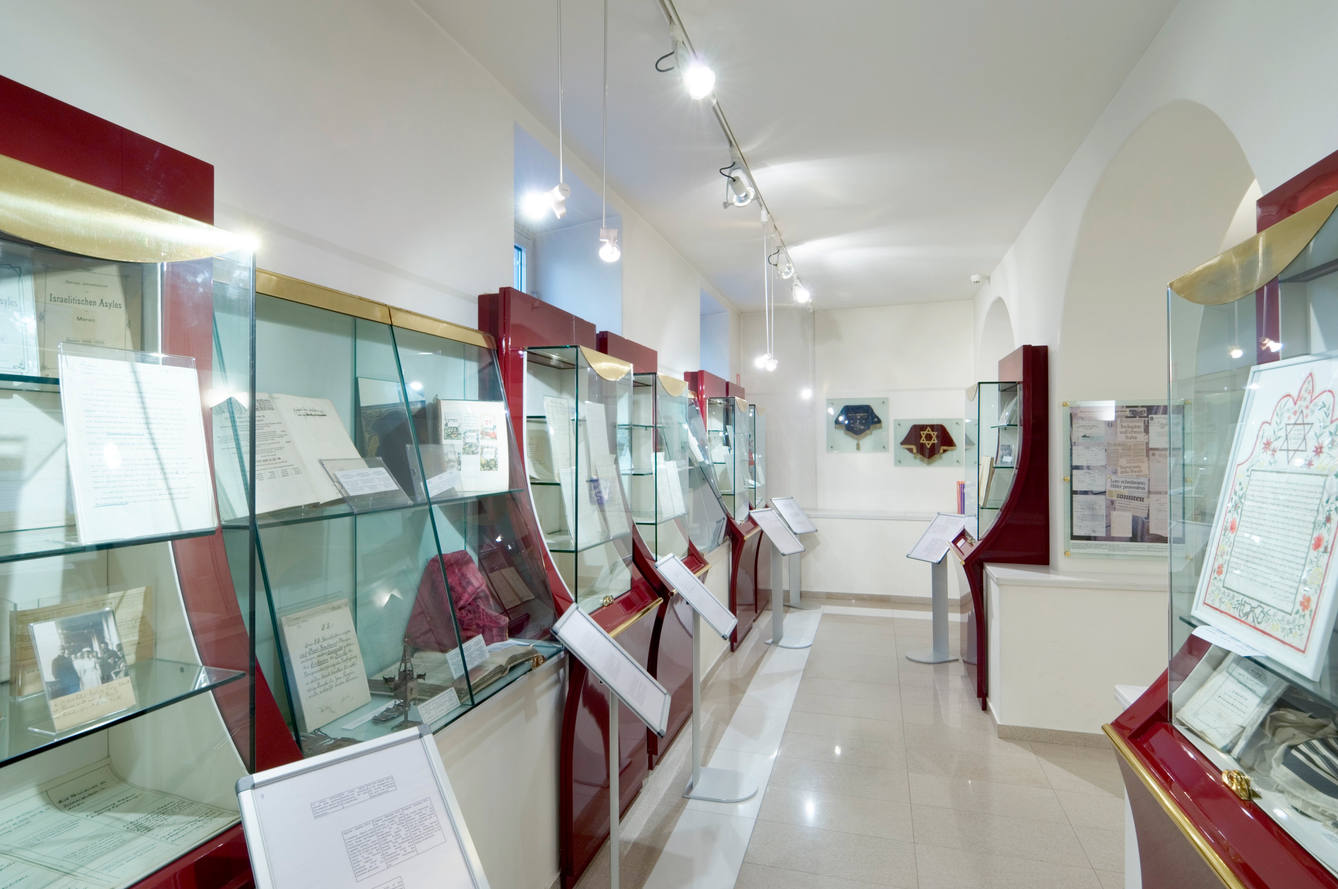 Museo ebraico di Merano, vetrine con documenti. Foto Comunità Ebraica di Merano