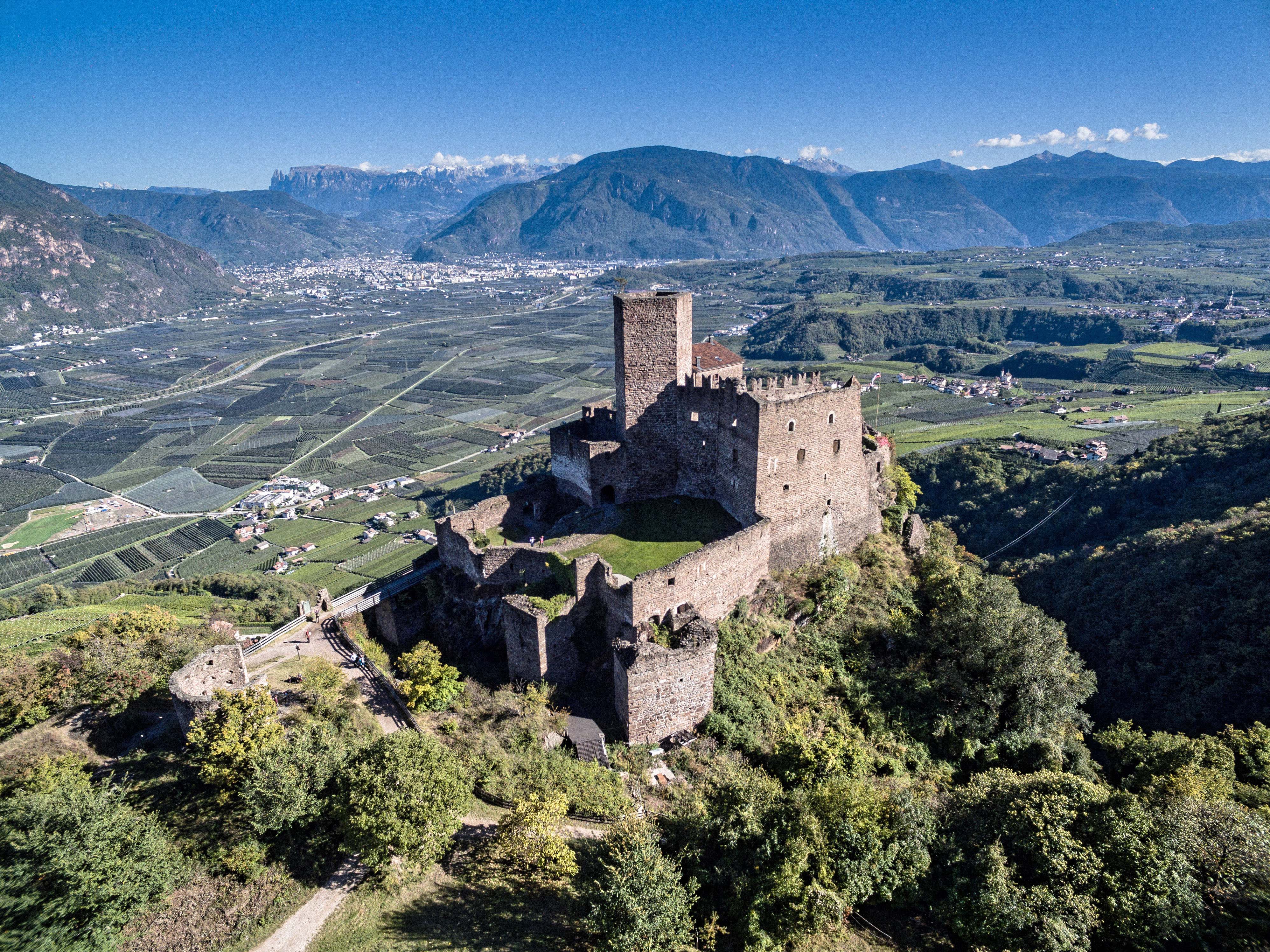 Castel d'Appiano, veduta d'assieme. Foto Appiano Turismo