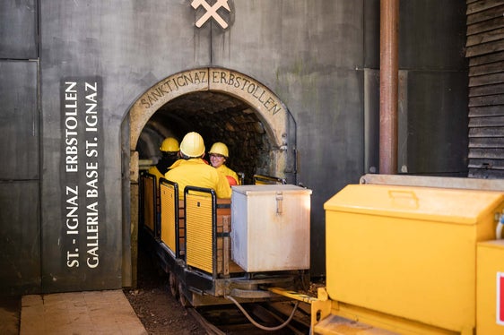 Mit der Grubenbahn tief ins Bergwerk. Foto Alan Bianchi ©Landesmuseum Bergbau