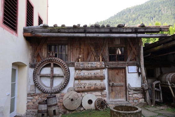 Museo contadino di Foiana, ruota del mulino e segni sul legno. Foto Museo contadino di Foiana