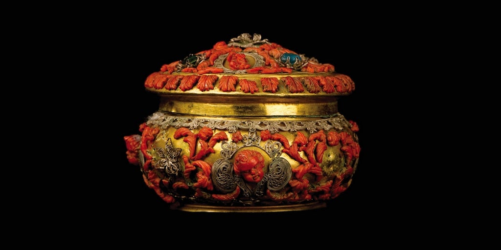 Loretoschatz, Messgarnitur aus vergoldetem Kupfer mit Ornamenten in Silberfiligran, Koralle und Glasmasse, Neapolitanische Werkstätte, letztes Viertel 17. Jh. Foto Stadtmuseum Klausen
