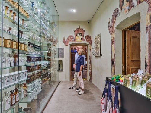 Scaffale espositivo con contenitori farmaceutici, Museo della Farmacia Bressanone. Foto Günther Wett