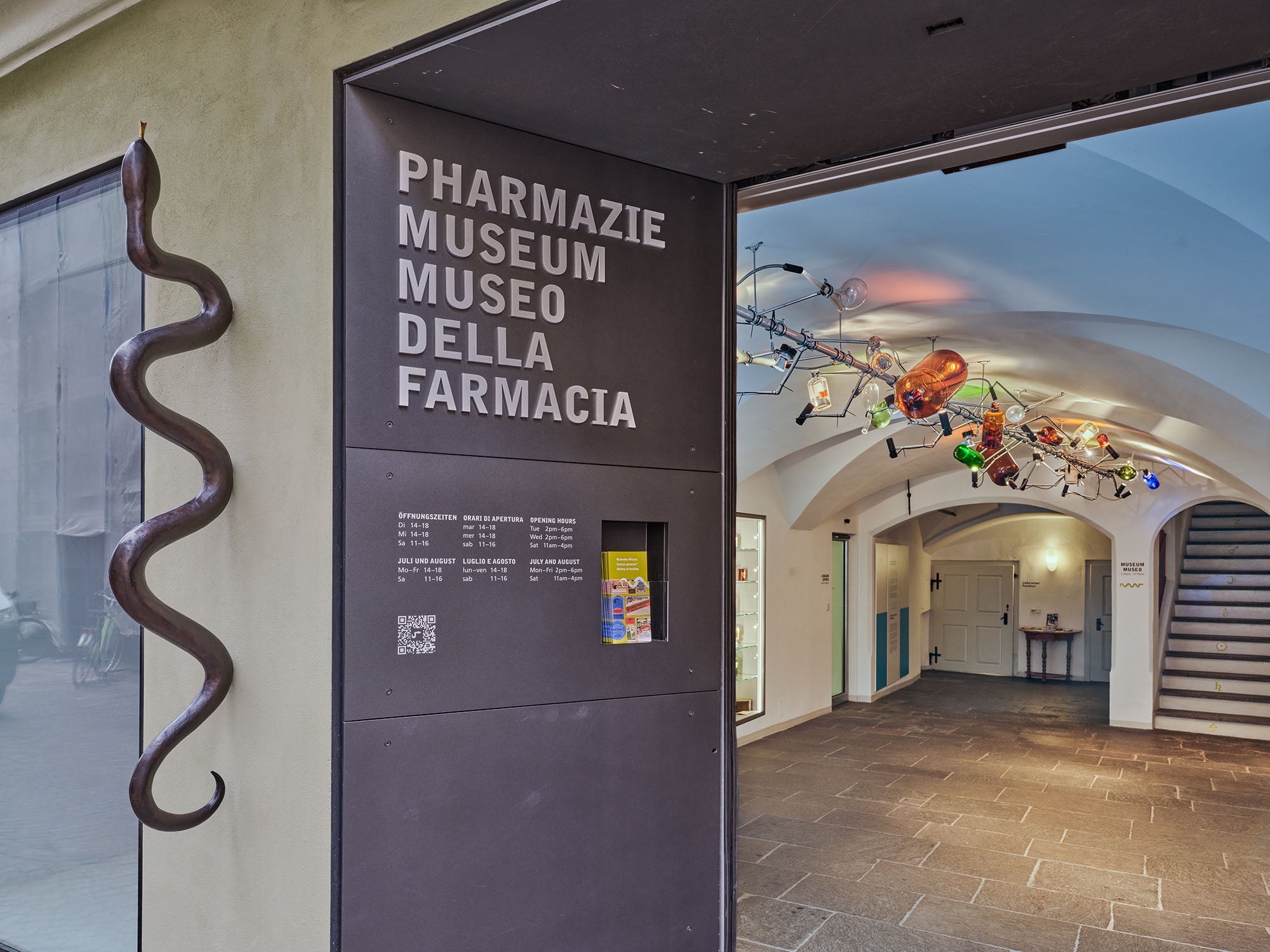 Entrata al Museo realizzata dall’artista Manfred A. Mayr, Museo della Farmacia Bressanone. Foto Günther Wett