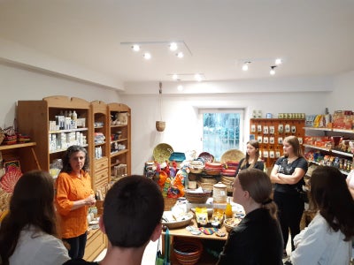 Frau Loredana  mit Schüler:innen der 2. Klasse im Weltladen Lana. Foto: FS Tisens