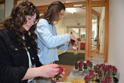 Sandra Hofer (v.l.) und Theresa Prantl bereiten die Rosen-Dekoration vor. Foto: FS Tisens