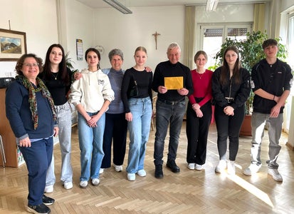 2. Kl. Spendenübergabe Krebshilfe. Foto: 2. Klasse, FS Tisens