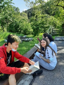 Lesen im Freien: Luigi, Bojana, Daniela, 2. Klasse. Foto: FS Tisens