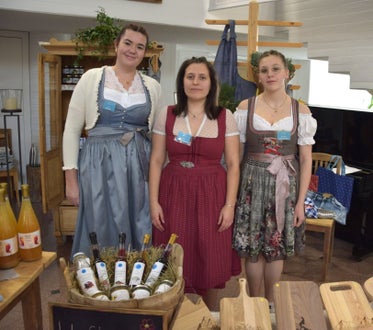 Foto Fachschule Tisens: Hofladen 2025 – vielfältig und gut! v. l. n. r. Leni Pfitscher, Alina Unterthurner und Stefanie Rottensteiner (4. Kl.)