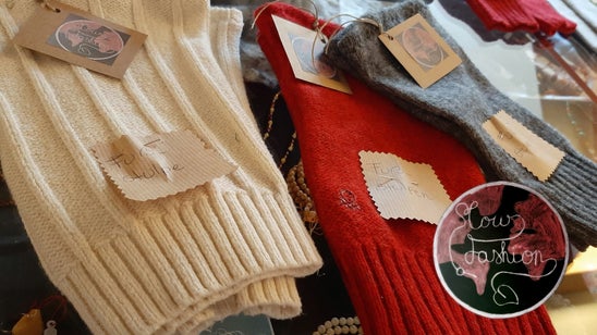 Upcycelte Arm- und Beinwärmer aus Wolle. Foto: FS Tisens