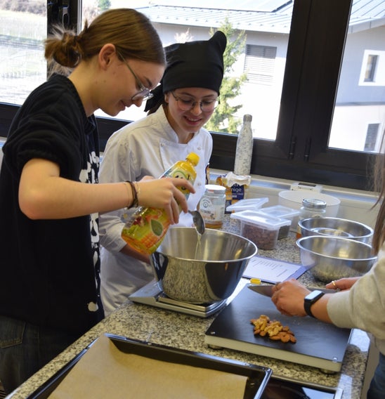 Haushaltsparcour 2024, Küche: Dessert mit Anna Engele. Foto: FS Tisens
