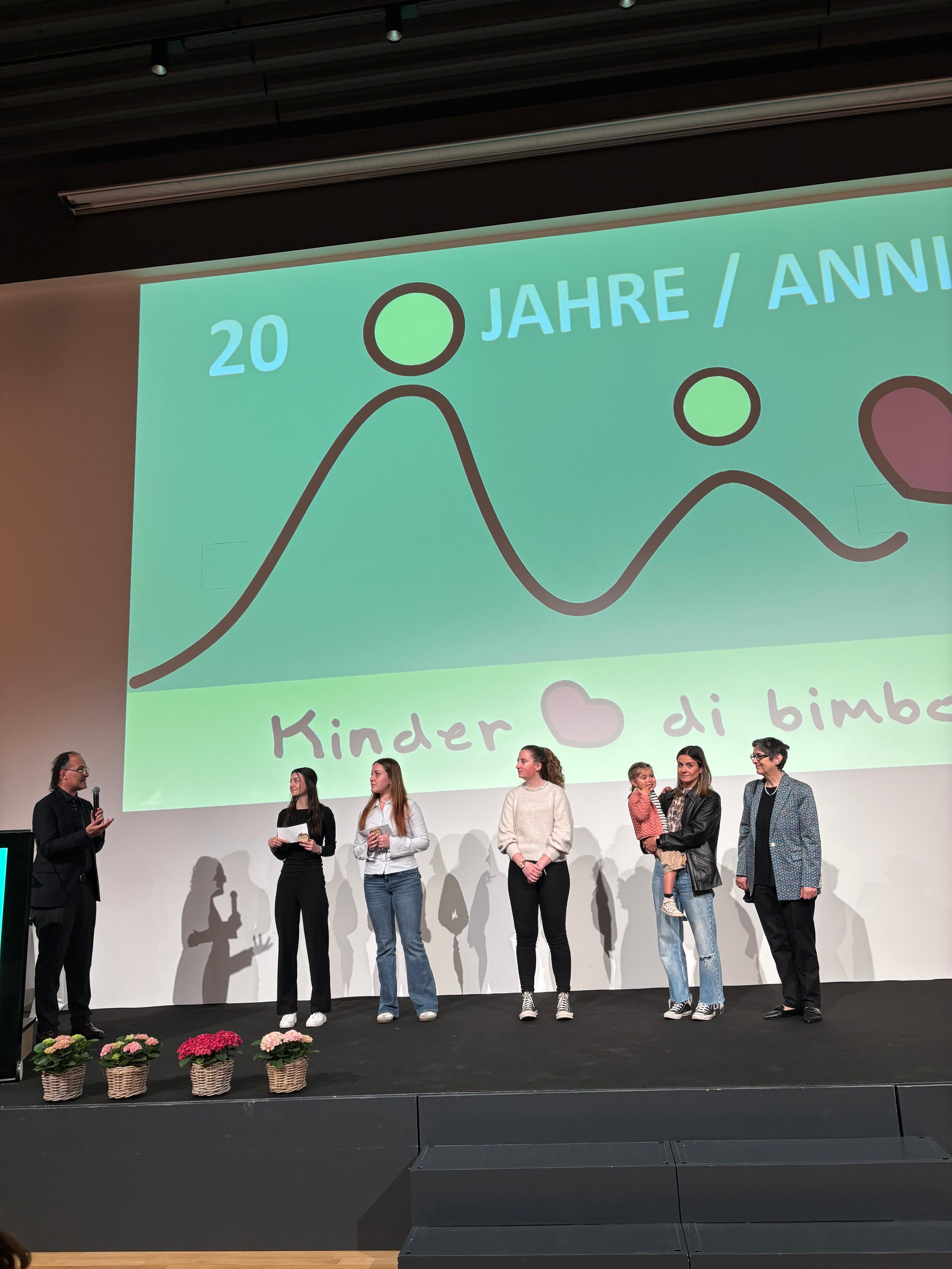 Vorstellung der Sonderedition „Mountain-Rigel mit Herz“ bei der Vollversammlung von Verein Kinderherz im Hotel Sheraton in Bozen am Samstag, 11.04.2026 v. l. n. r. Ulrich Seitz, Präsident – Verein Kinderherz, Lena Pichler, Obfrau der Schülergenossenschaft, Francesca Maria Gentile, Mitglied des Verwaltungsrates, Marion Unterholzner, Koordinatorin der Müsli-Produktion, Melanie Resch mit Tochter, eine Promotorin des Mountain Müslis / Verein Kinderherz – Mitglied und Christine Gutgsell, Koordinatorin der Schülergenossenschaft Foto: FS Tisens
