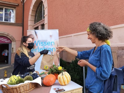 2021-10-01 Straßenküche Meran Foto: FS Tisens v. l. n. r. Fachschülerin Annalena Engl mit Besucherin der Straßenküche