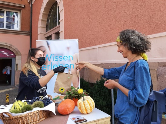 2021-10-01 Straßenküche Meran Foto: FS Tisens v. l. n. r. Fachschülerin Annalena Engl mit Besucherin der Straßenküche