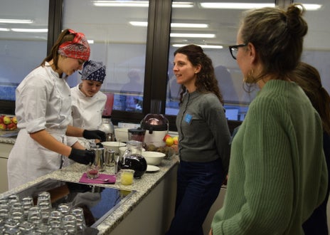 Foto – Fachschule Tisens: Rohnen in Aktion v. l. n. r. Nadia Gufler und Lena Klotz (1. Kl.) mit Fachlehrerin Barbara Lutz und Besuchern