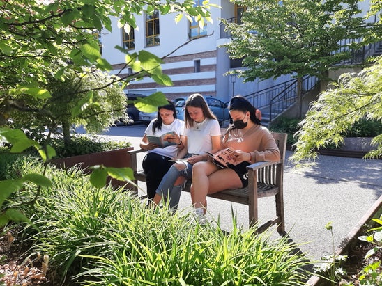 Lesen im Freien: Jasmin,Viktoria H., Samira Z. Foto: FS Tisens