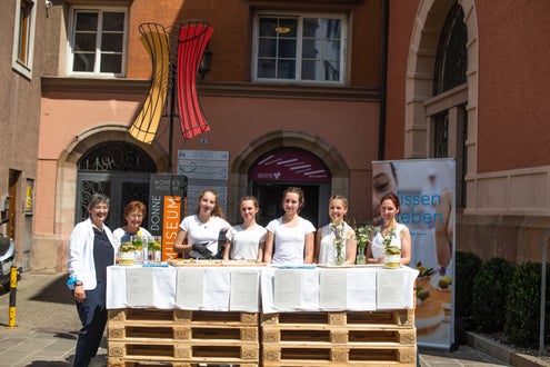„Straßenküche im Mai“ v. l. n. r. Christine Gutgsell (Projektleiterin), Sissi Prader (Frauenmuseum Meran), Schülerinnen der zweiten Klasse: Sofie Thaler, Leonie Breitenberger, Anja Zöschg, Samira Schwienbacher und Iris Christine Schienegger (Heimerzieherin, Fachlehrerin und Kräuterpädagogin) Foto: Karlheinz Sollbauer