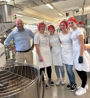 Schülerinnen und Schüler der Fachschule Tisens produzieren das Mountain Müsli und den Mountain-Riegel mit Herz in der Backstube von Ultner Brot in St. Walburg. 1. Reihe: v. l. n. r. Hannes Schwienbacher, Inhaber von Ultner Brot, Fachschülerinnen Samira Pilser, Johanna Gamper, Anna Paris und Magdalena Pöll / 2. Reihe: Fachschüler Elias Susanna Foto: FS Tisens