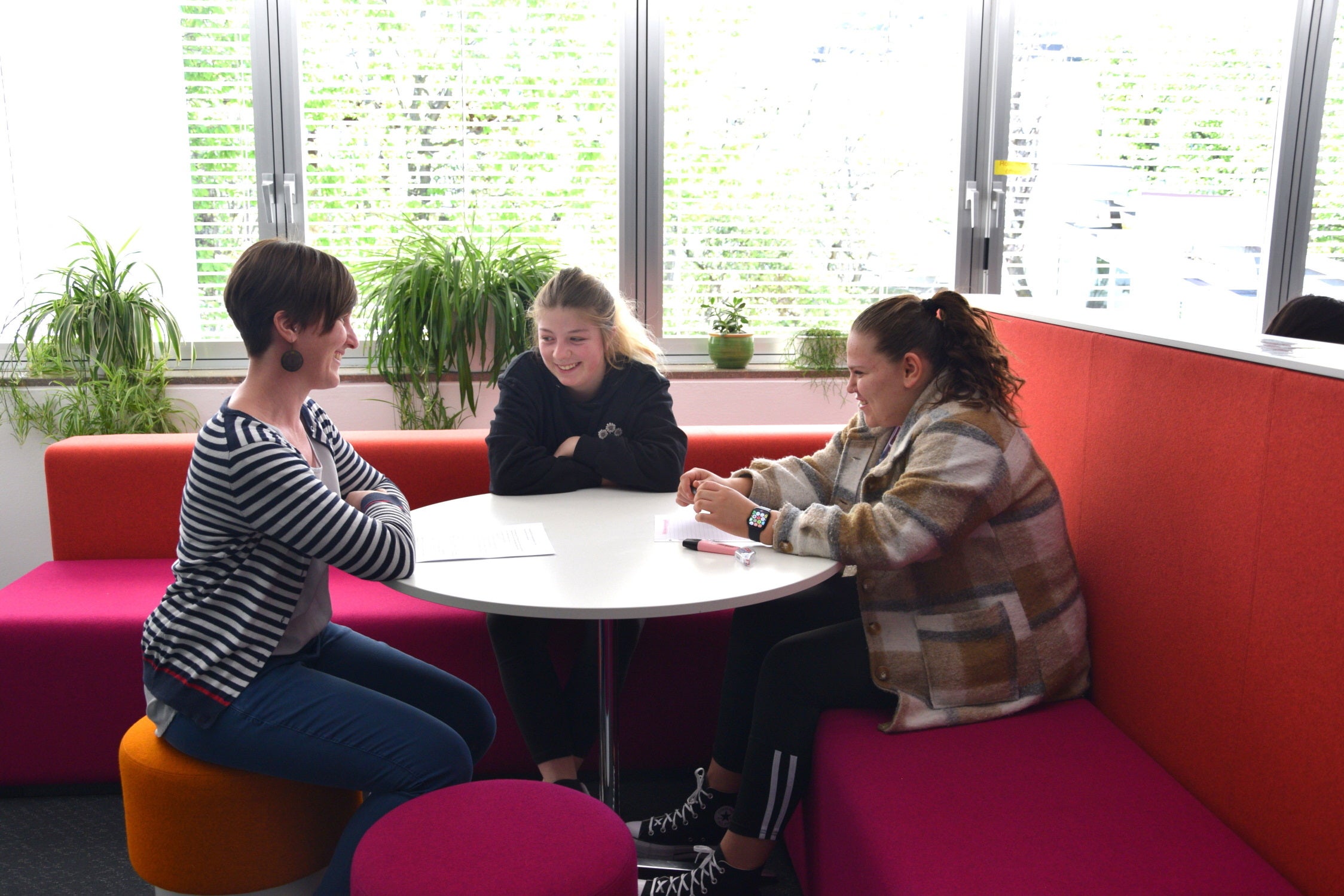 Beraterteam Gespräch mit Schülerinnen. FS: Tisens