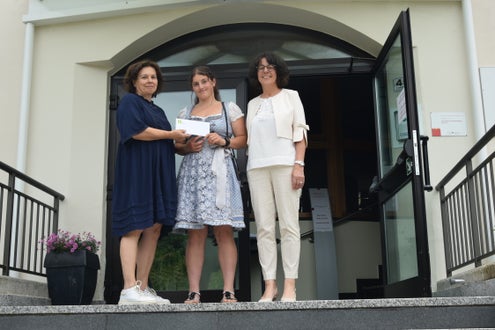 Scheckübergabe von Frau Elisabeth Indra an die Schülerin Nattaly Troger mit der Schulleiterin Christine Holzner. Foto: FS Tisens