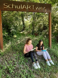 Lesen im Freien: Magdalena und Sophie, 2. Klasse. Foto: FS Tisens