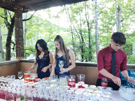 Aya Bouslim, Leonie Colturato und Maximilian Settili kreieren zauberhafte Aperitifs im Freien. Foto: FS Tisens