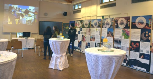 Foto – Fachschule Tisens: Schulprojekte mit Wirkung Besucher/-innen vor Erasmus+ „Heimat - Ausstellung und Film