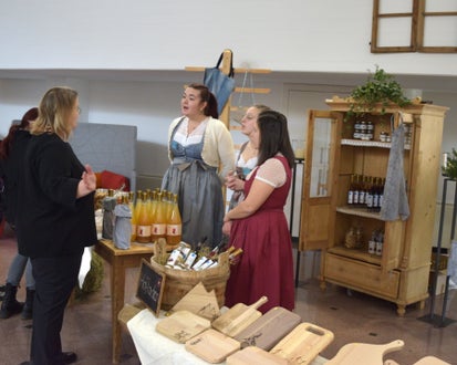 Foto Fachschule Tisens: Hofladen – Fachschülerinnen beraten Besucher v. l. n. r. Leni Pfitscher, Stefanie Rottensteiner und Alina Unterthurner (4. Kl.)