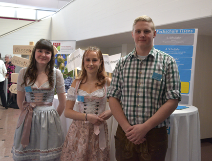 Foto - Fachschule Tisens: Schüler/-innen empfangen Gäste v. l. n. r. Natalie Prantl (2. Kl.), Marie Pöhl (4. Kl.) und Andreas Schwienbacher (3. Kl.)