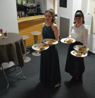 Mia Gruber (4. Klasse) und Natalie Prantl (3. Klasse) mit Hauptgang. Foto: FS Tisens