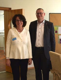 Foto – Fachschule Tisens: Schulleiterin und Landesdirektor im Austausch v. l. n. r. Christine Holzner und Peter Prieth