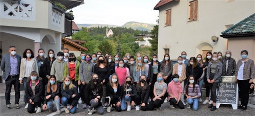 2. Reihe v. l. n. r.: 1. Karl-Heinz Weger-Raiffeisenverband Südtirol, 2. Schulleiterin Christine Holzner, 14. Projektleiterin Christine Gutgsell 3. Reihe v. l. n. r.: 3. Klaus Schwarz – Raiffeisenverband Südtirol, 15. Susanne Arquin-BWL- Lehrerin, 16. Notburga Gögele – Sozialbetreuerin.