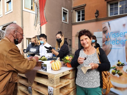 2021-10-01 Straßenküche Meran Fotos: FS Tisens Kastanienherzen waren der absolute Favorit  Besucher:innen und Fachschüler:innen v. l. n. r. Samira Zöschg, Luigi Li und Annalena Engl