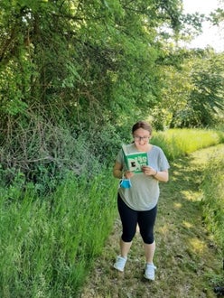 Lesen im Freien: Clara, 2. Klasse. Foto: FS Tisens