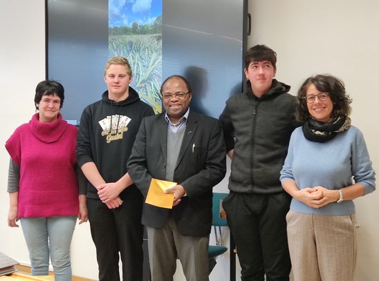 Übergabe Spende. v.li.: Wilma Tonner, Andreas Schwienbacher, Pfarrer Ngonyani, Johannes Santer, Schulleiterin Christine Holzner Foto: FS Tisens