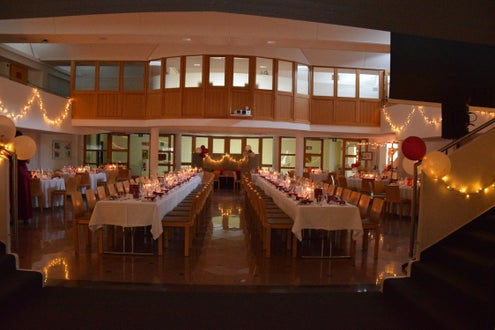 Im Foyer der Schule ist alles bereit für das festliche Dinner. Foto: FS Tisens