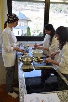 Haushaltsparcour 2024, Küche: Obstsalat mit Daniela Monticelli. Foto: FS Tisens