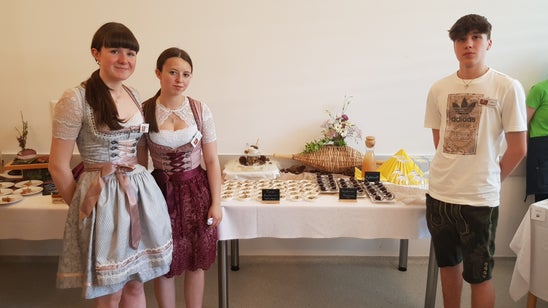 Das Tisner Siegerteam mit ihren Kastanien-Köstlichkeiten 
v.l.n.r. Natalie Prantl, Johanna Gamper und Jakob Eisenstecken
 Foto: FS Tisens