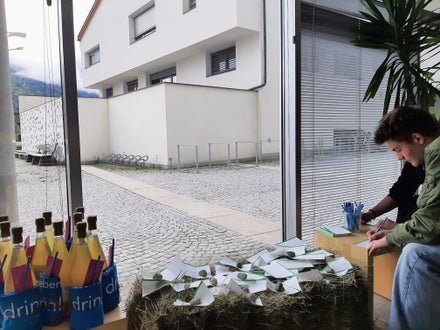 Ein Klassensprecher vom Oberschulzentrum Mals schreibt seine Heimatzugänge auf. Foto: FS Tisens.