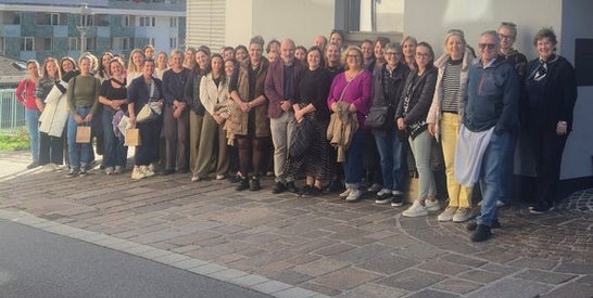 Gruppenfoto der Landecker und Tisner Lehrerkollegien bei ihrem Herbsttreffen vor der Schokolademanufaktur Haag. (Foto: LPA/Fachschule für ländliches Betriebs- und Haushaltsmanagement Landeck-Perjen) Foto: FS Tisens