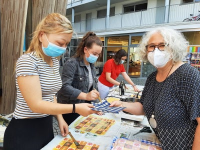 Fachschülerinnen - Mitglieder der Schülergenossenschaft „hondgmocht&hausgmocht“ - mit Direktorin der Bibliothek Lana Walburga Gufler. Foto: FS Tisens