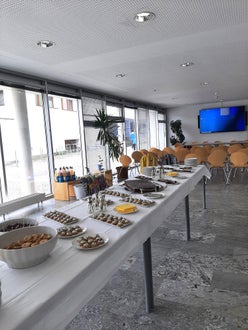 Das Tisner Buffet wartet im Foyer vom OSZ-Mals auf die Ausstellungsbesucher. Foto: FS Tisens.