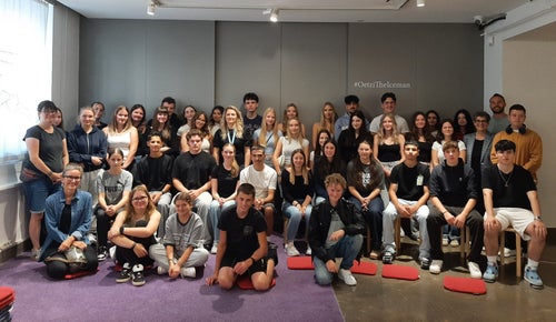 Besuch im Südtiroler Archäologiemuseum: Gruppenfoto mit Frau Direktor Elisabeth Vallazza (3. Reihe, 6. v. l. n. r. – Bildmitte) Foto: FS Tisens