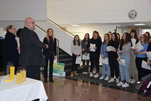 Preisverleihung Wettbewerb politische Bildung 2. Klasse. Foto: FS Tisens