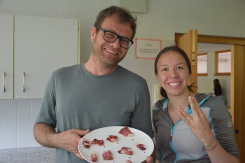 Speckverkostung 2.Klasse. Foto: FS Tisens