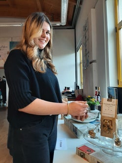Foto – Fachschule Tisens: Schülergenossenschaft mit Mountain Müsli Fachschülerin Natascha Blaas mit Mountain Müsli