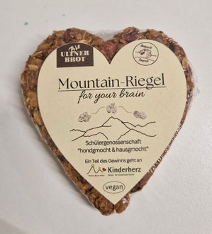 Der erste Mountain-Riegel mit Herz erfüllt die Schüler/-innen mit Stolz. Foto: FS Tisens