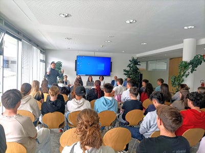 v. l. n. r. Werner Oberthaler - Direktor OSZ-Mals, Christine Gutgsell- Projektleiterin Erasmus+ Heimat – regionale Identität in Europa, Marion Unterholzner, Teilnehmerin am Erasmus-Projekt, Tanja Rastner – Pädagogische Abteilung-Bildungsdirektion, Christine Holzner, Schulleiterin Fachschule Tisens, Martin Unterer, Geschäftsführender Direktor der Fachschulen Haslach, Neumarkt und Tisens, Martin Daniel, Koordinator für Politische Bildung im OSZ-Mals und im Publikum die Klassensprecherinnen und Klassensprecher vom Oberschulzentrum Mals und Lehrpersonen. Foto: FS Tisens.