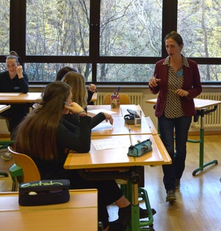 Foto – Fachschule Tisens: Live – Unterricht Fachschülerinnen der ersten Klasse mit Lehrperson Paola-Valeria Crespi