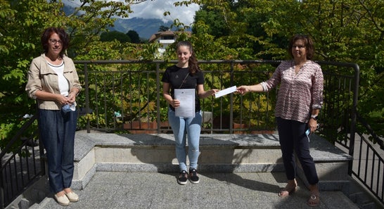 Im Bild v. l. n. r.: Schulleiterin Christine Holzner, Julia Tischler, Schülerin der dritten Klasse, hatte den besten Notendurchschnitt der letzten drei Schuljahre und damit das SBO Preisgeld (€300) erhalten und Bezirksbäuerinstellvertreterin Elisabeth Indra Thuile.