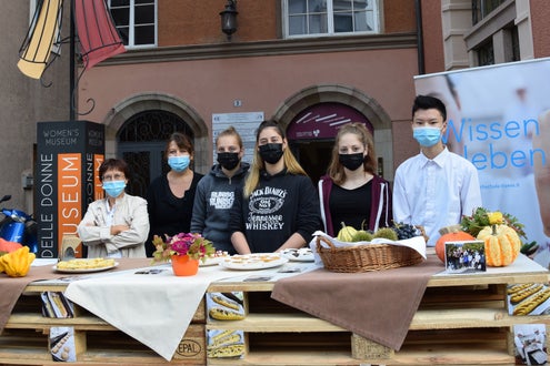 2021-10-01 Straßenküche Meran Foto: FS Tisens v. l. n. r.: Sissi Prader, Direktorin vom Frauenmuseum Meran, Renate Kofler - Kochlehrerin FS Tisens und  Fachschüler:innen Samira Zöschg, Annalena Engl, Viktoria Haller und Luigi Li